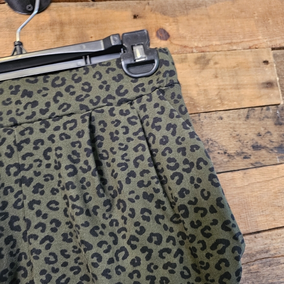 SALE-White Birch Womens Shorts Green Black Leopard Print Elastic Waist Size S - Picture 5 of 11